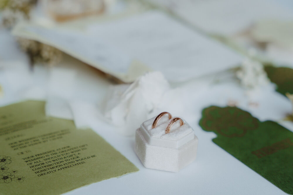 details von einem flatlay mit Ringen im Fokus
