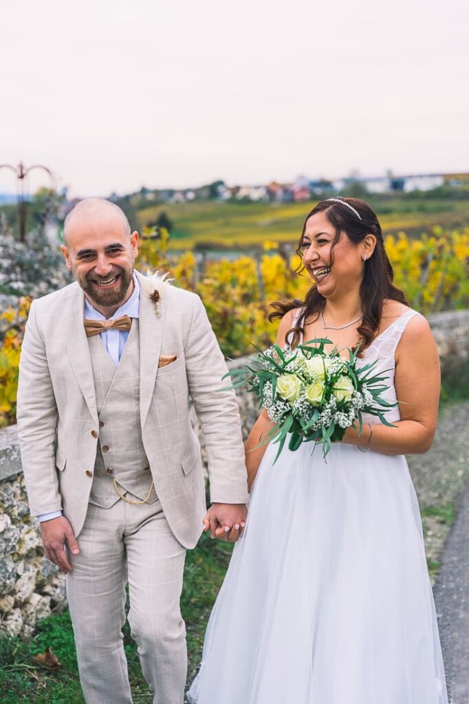 Hochzeitspaar lacht herzlich