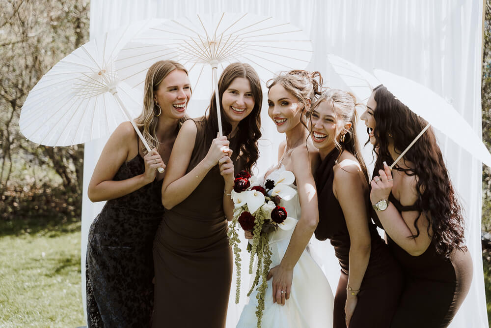 Gruppenfoto der Braut zusammen mit ihren Bridesmaids