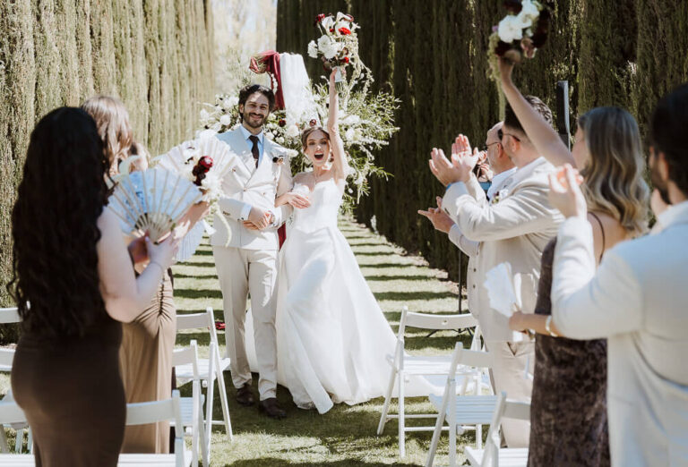 Brautpaar lachend beim Auszug