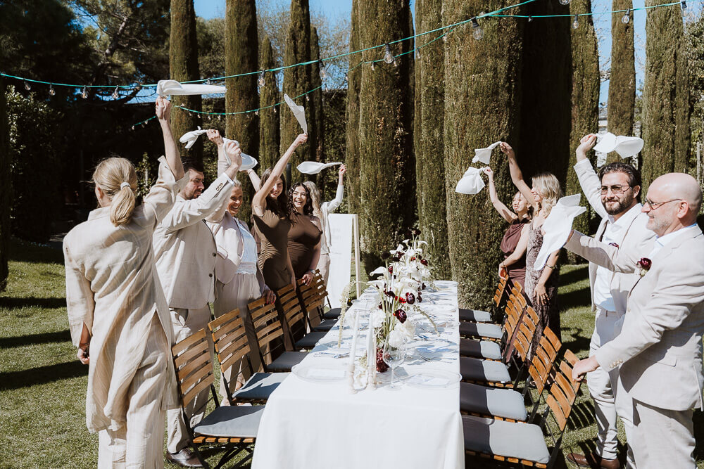 Hochzeitsgäste bejubeln das Brautpaar