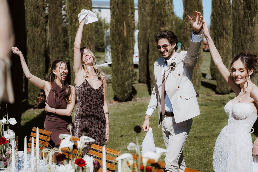 Brautpaar feiert mit Gästen