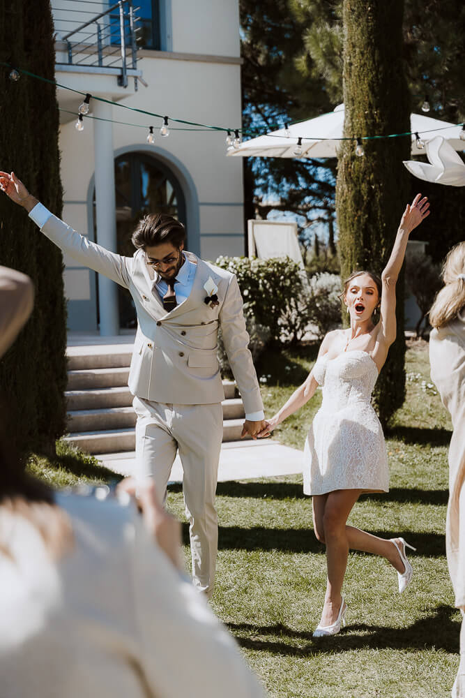 Brautpaar auf der wiese feiernd