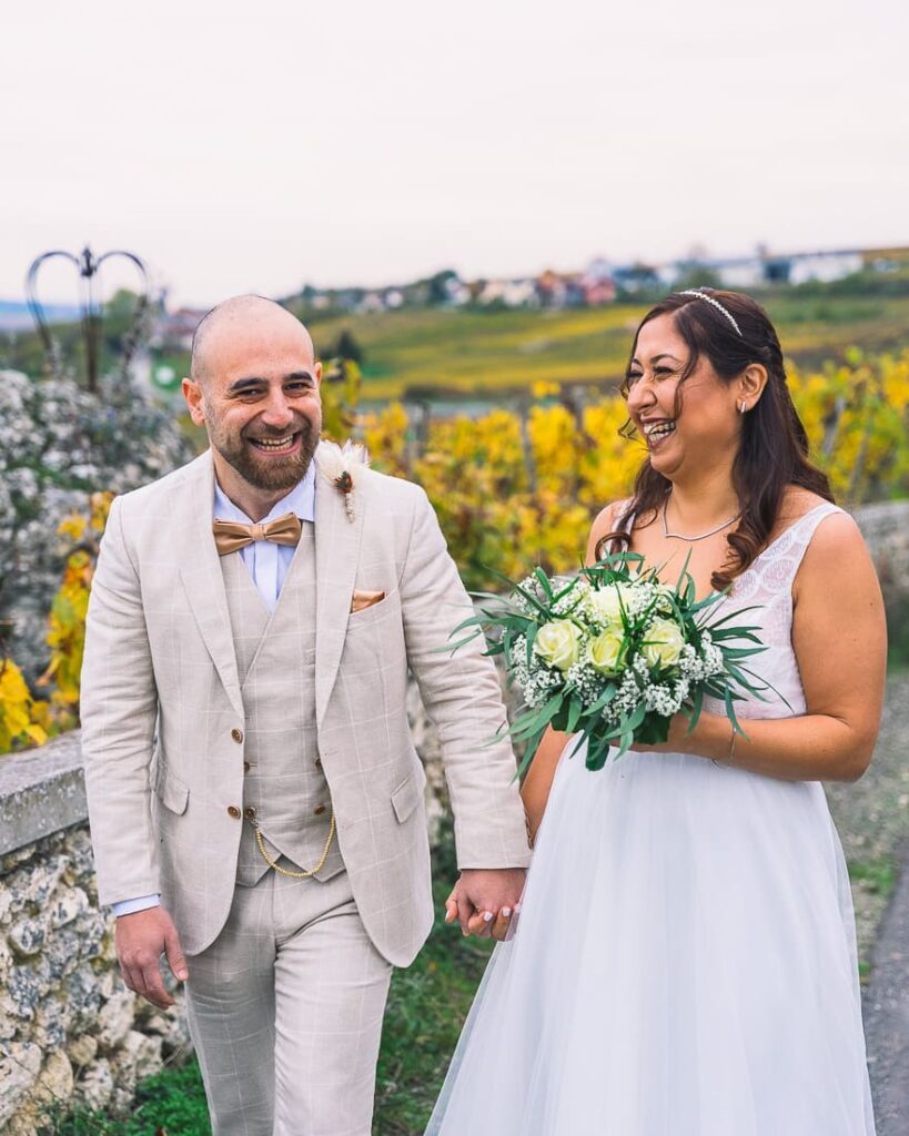 Glückliches Brautpaar macht während des Fotoshootings in den Weinbergen von Bad Dürkheim
