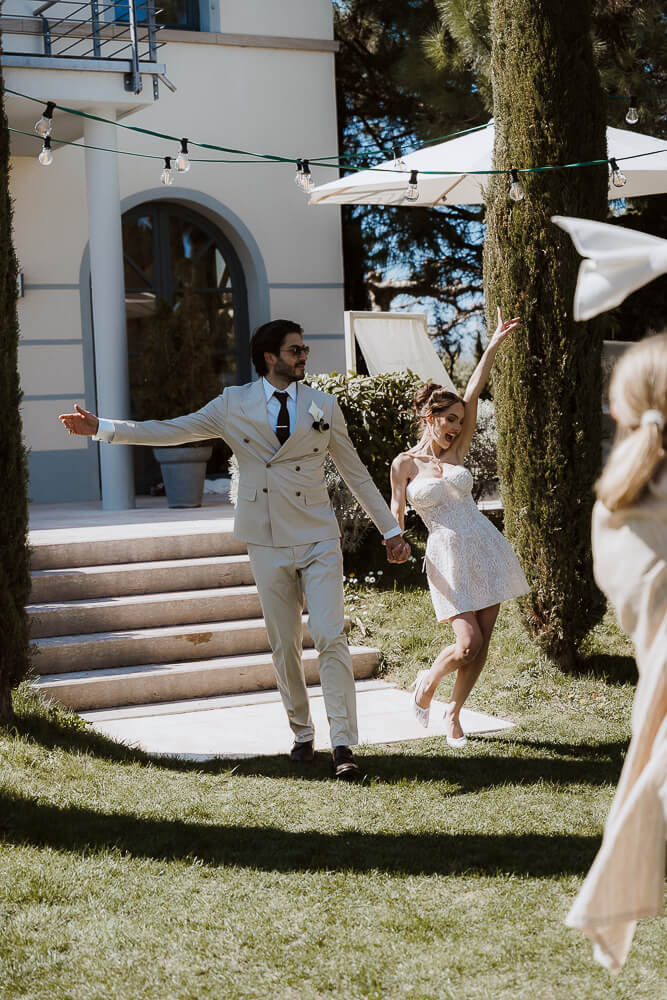 Brautpaar feiert auf dem Weingut in der Pfalz